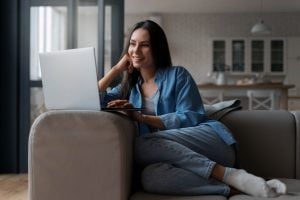 Renda extra: como a Akmos pode ajudar você a aumentar seus ganhos?